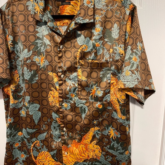 4/$20❤️Urban Outfitters Leafy Tiger Satin Short Sleeve Button-down Shirt - Picture 4 of 9